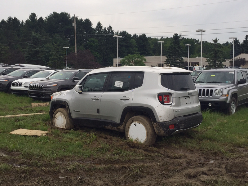 Illustration for article titled So how do the new Jeep Cherokee and Renegade do in the mud?